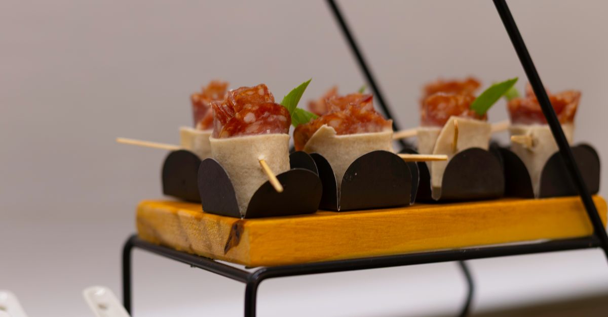 How to Choose the Right Catering Style for Your Fundraiser